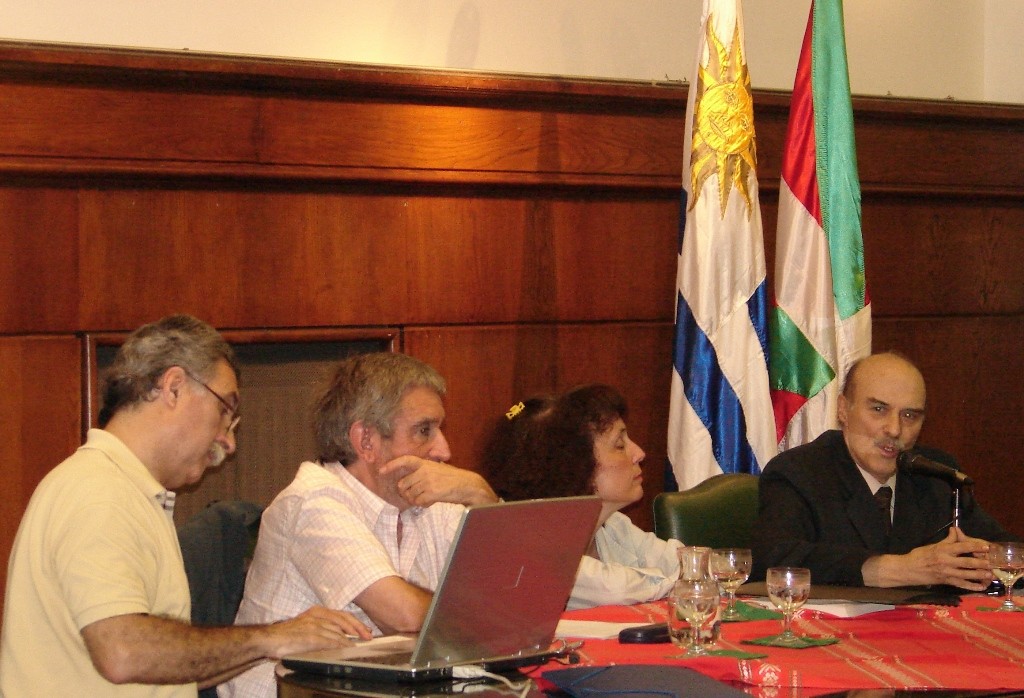 Los disertantes en un momento de la charla en memoria de José Bergamín: de izquierda a derecha, Enrique Poittevin, José Félix Azurmendi, Alicia Cagnasso y Rezo Pi Hugarte (foto HaizeHegoaEE)